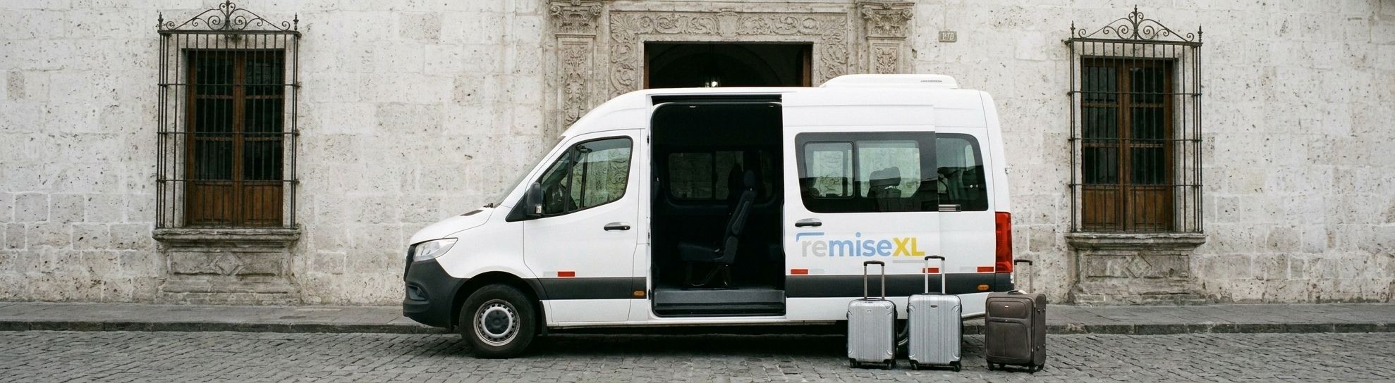 Van XXL de RemisseXL, catorce plazas, para traslado de personal en Arequipa